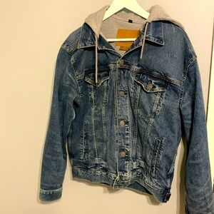 American Eagle men’s lined denim jacket with hood.